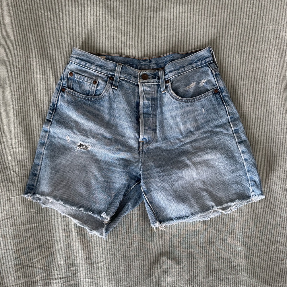 Levi’s mid rise 4” shorts